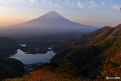 芽吹きの山々