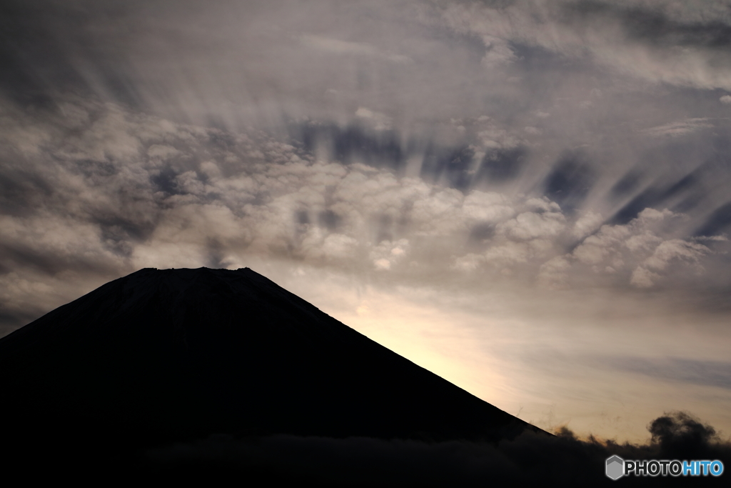 うろこ雲の影