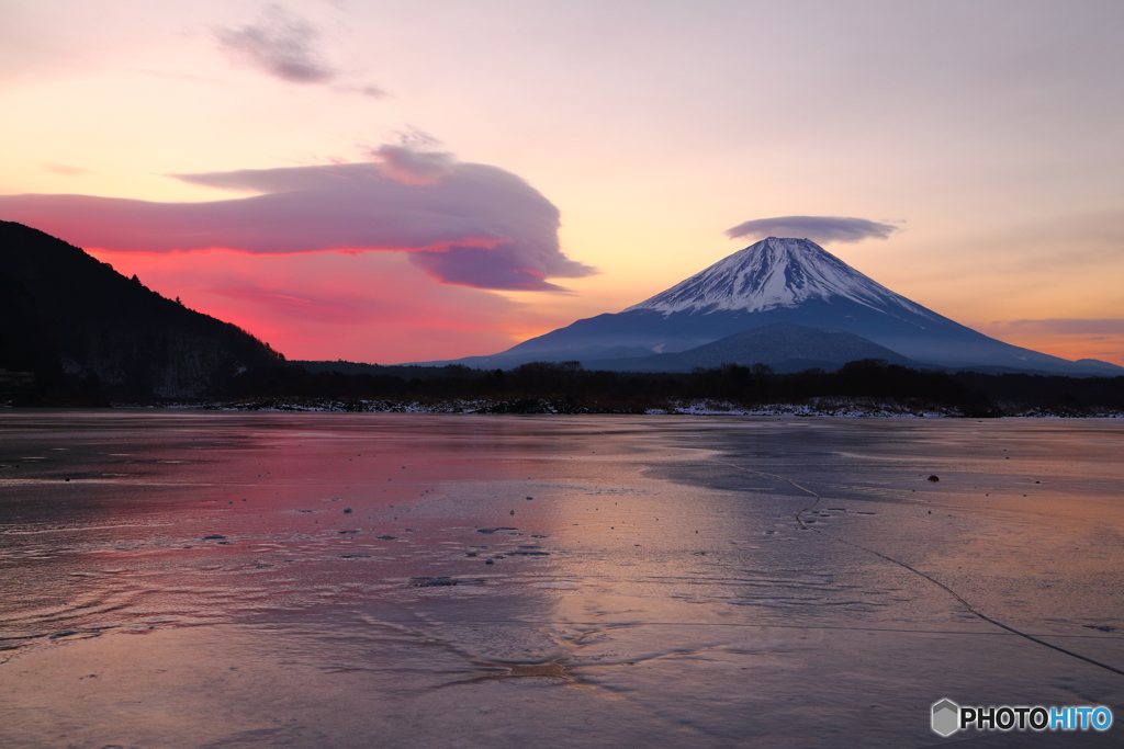 氷湖を彩る