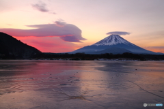 氷湖を彩る