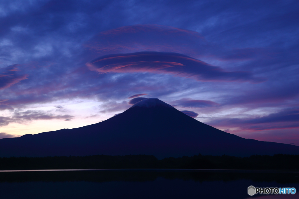吊るし雲焼けはじめ