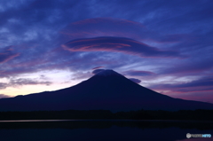 吊るし雲焼けはじめ