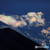 ちぎれ彩雲と剣ヶ峰の影