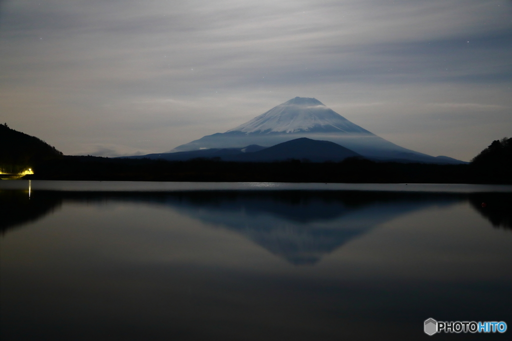 月夜の精進湖