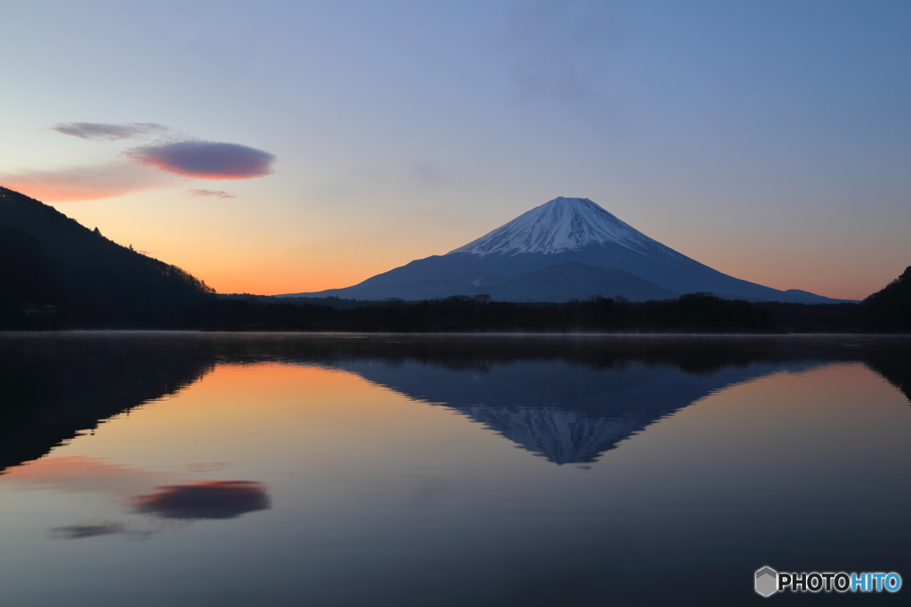 淡い朝焼けとミニ吊るし雲