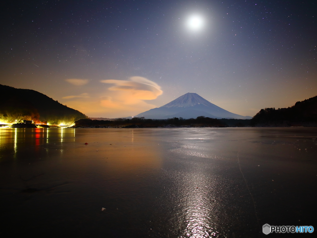 氷上の月