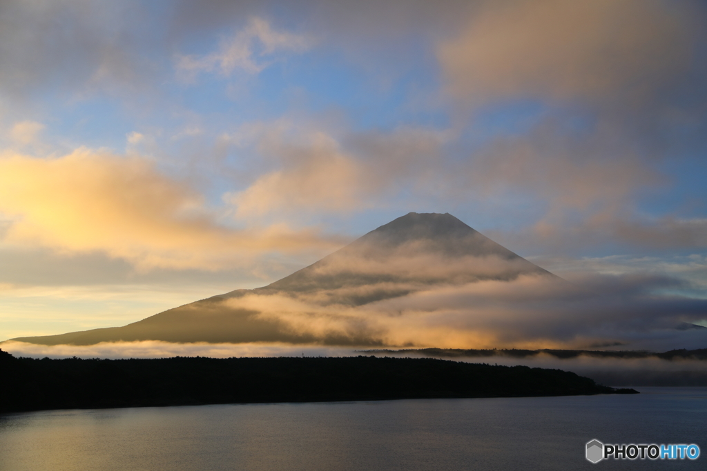 雲が彩る