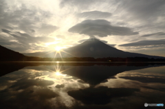 吊るし雲と朝日