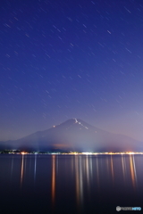 湖面の灯りと降り注ぐ星