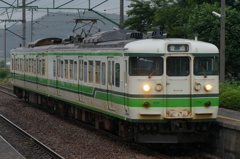 小雨の中の無人駅