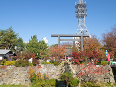 晴天、秋の空と四柱神社