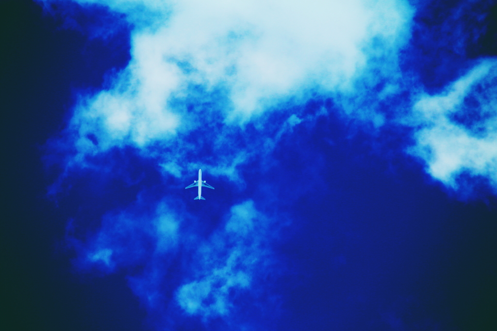 飛行機と雲