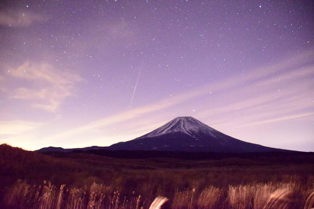 白い流星はしぶんぎ座流星群と流れ雲のコラボレーション