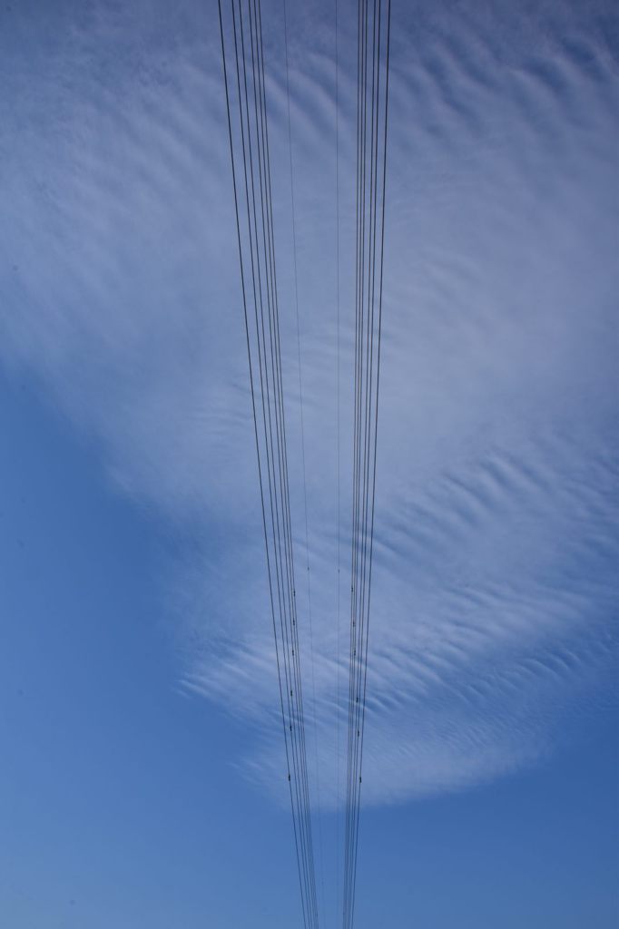 送電線の向こうには