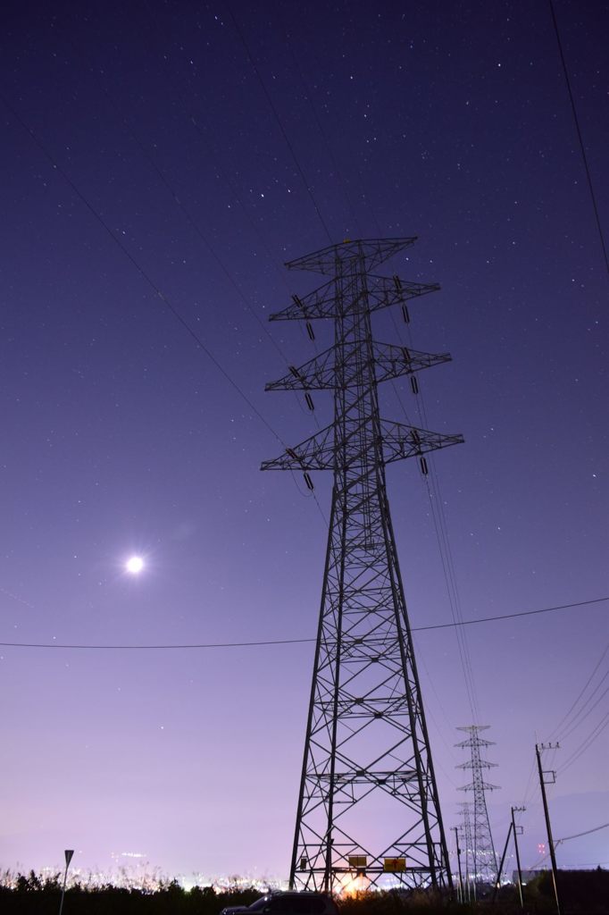 送電線と星景