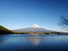 湖 富士山 雲に月