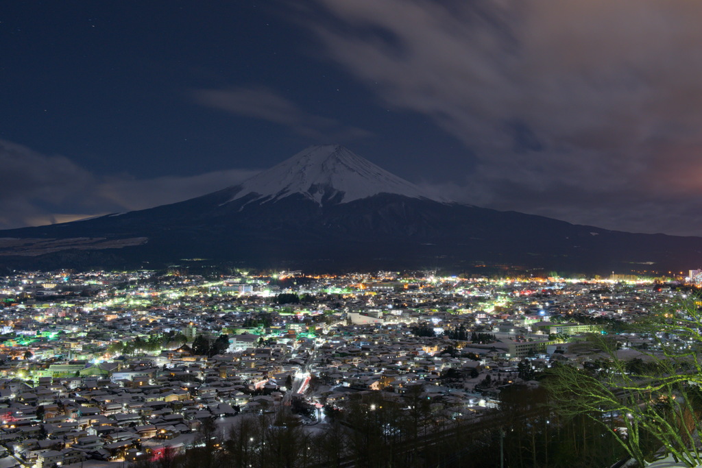雪化粧街並みと富士