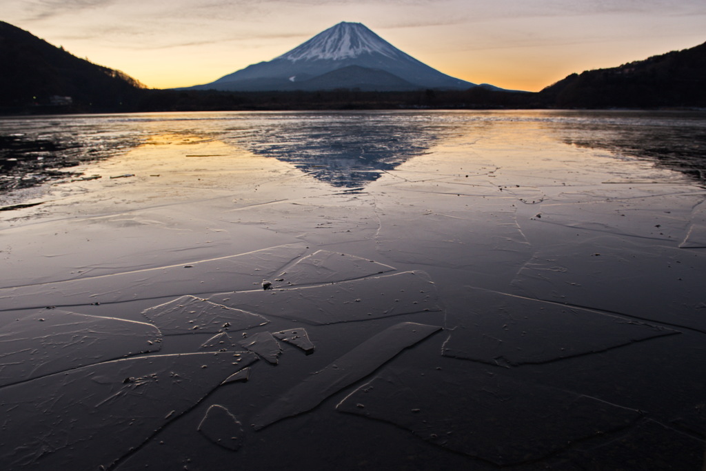 凍てつく精進湖と富士