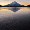 凍てつく精進湖と富士