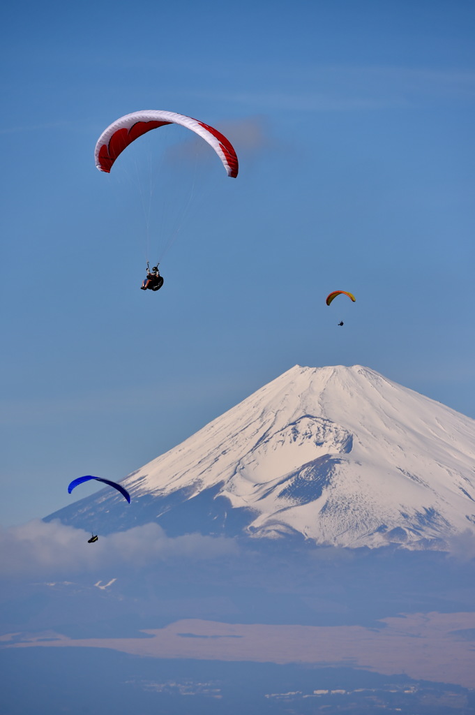 富士を背に青空を舞う