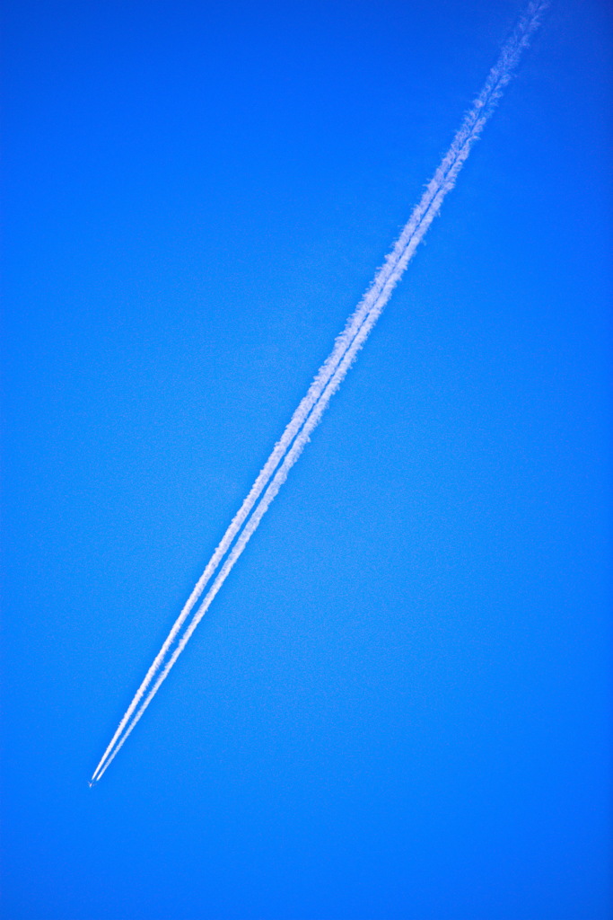 秋の空の飛行機雲