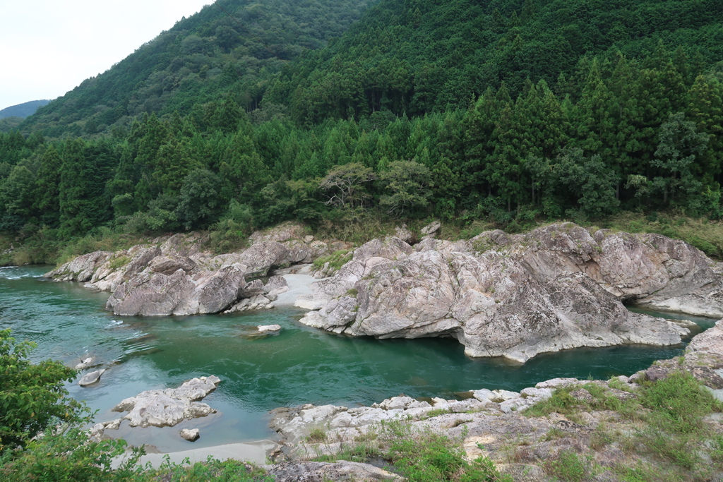 清流を臨む