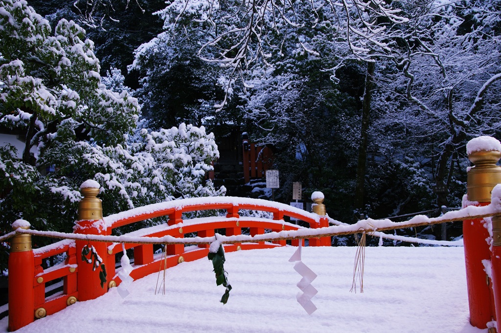 白と朱の橋