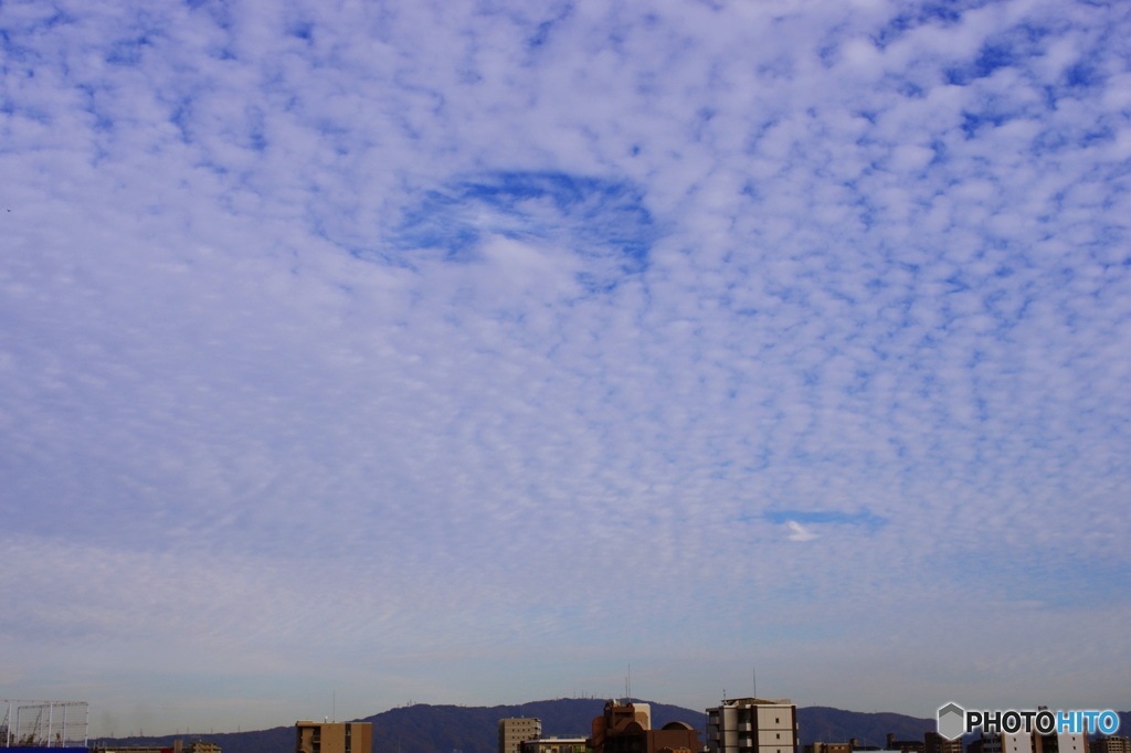 うろこの中の穴あき雲