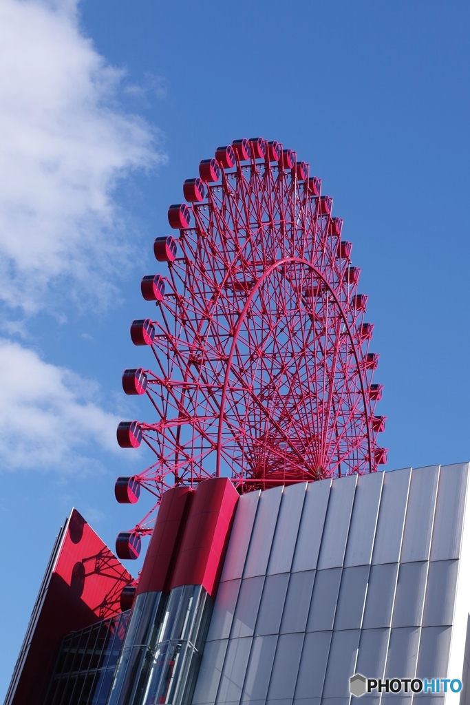 青空に赤い観覧車