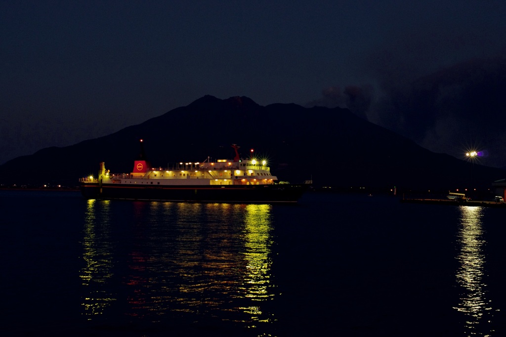 桜島・夜のフェリー 