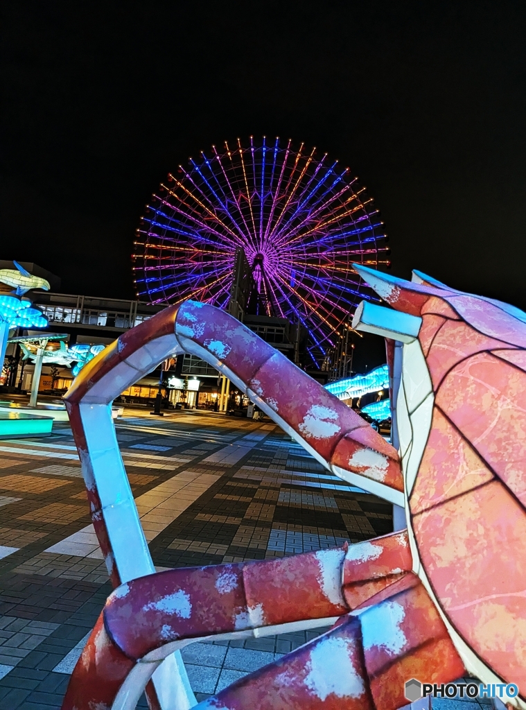 カニのオブジェ越し観覧車