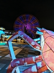 カニのオブジェ越し観覧車