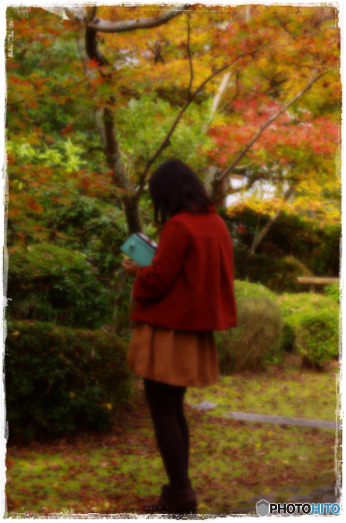 佇む秋色の少女