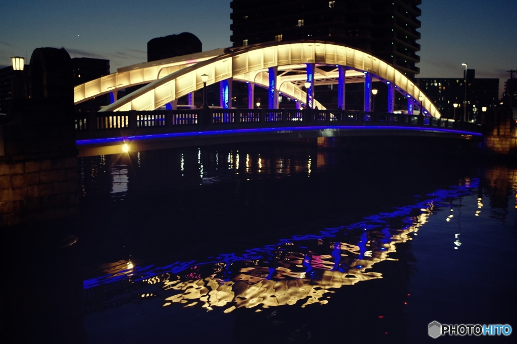 ライトアップされた堂島大橋