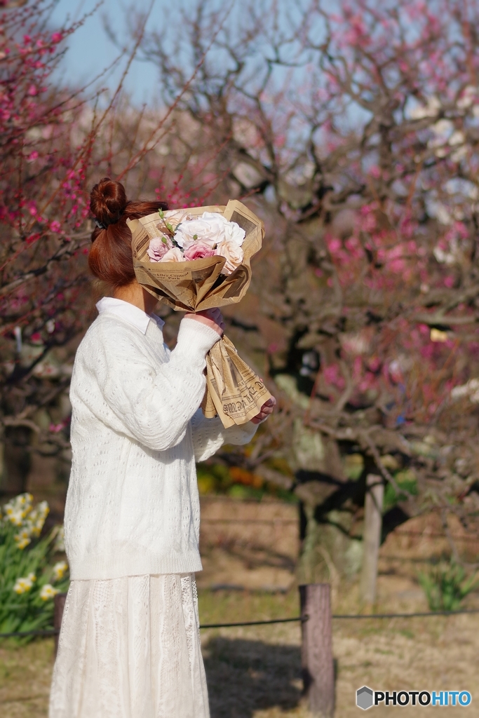 花束を持つ女性