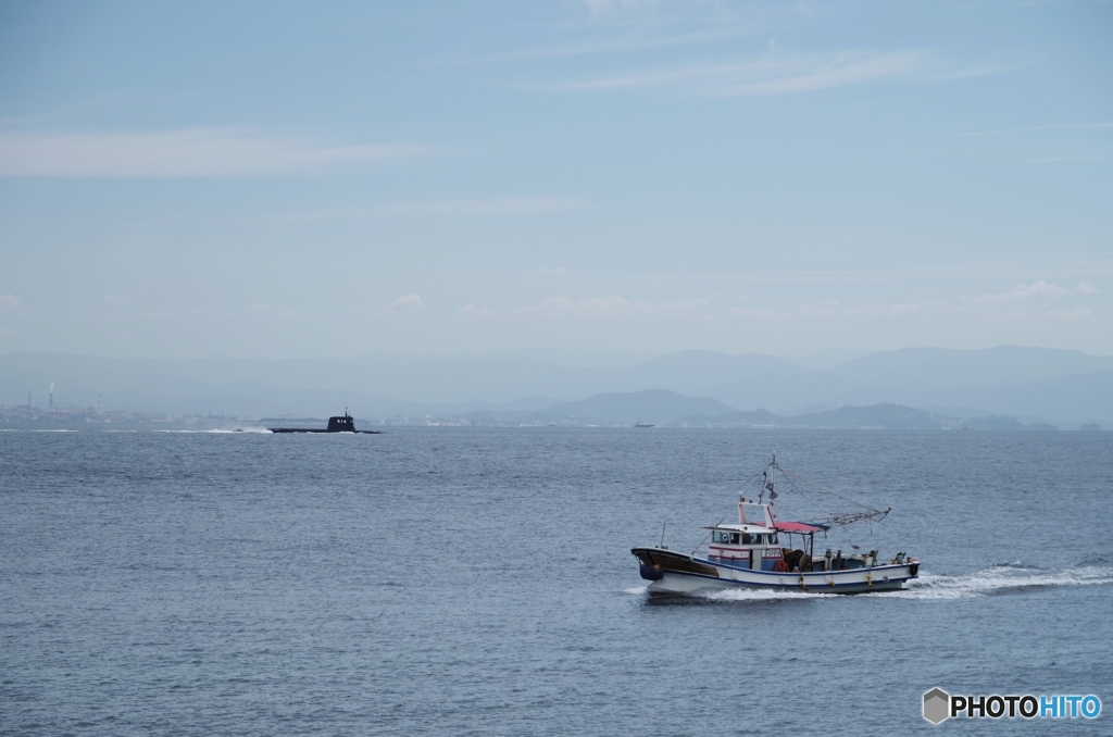 漁船と…潜水艦