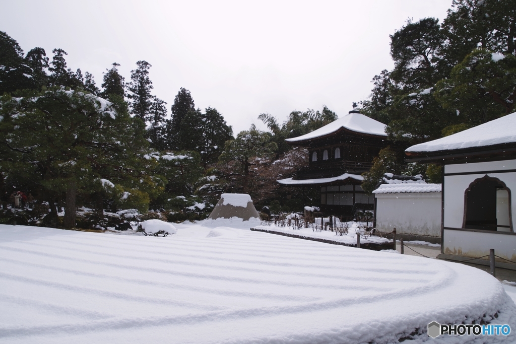 雪に包まれた銀閣寺
