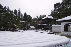 雪に包まれた銀閣寺