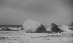 台風の驚異・・・耐える夫婦岩