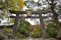 紅葉はまだですか？(英彦山神社銅の鳥居)