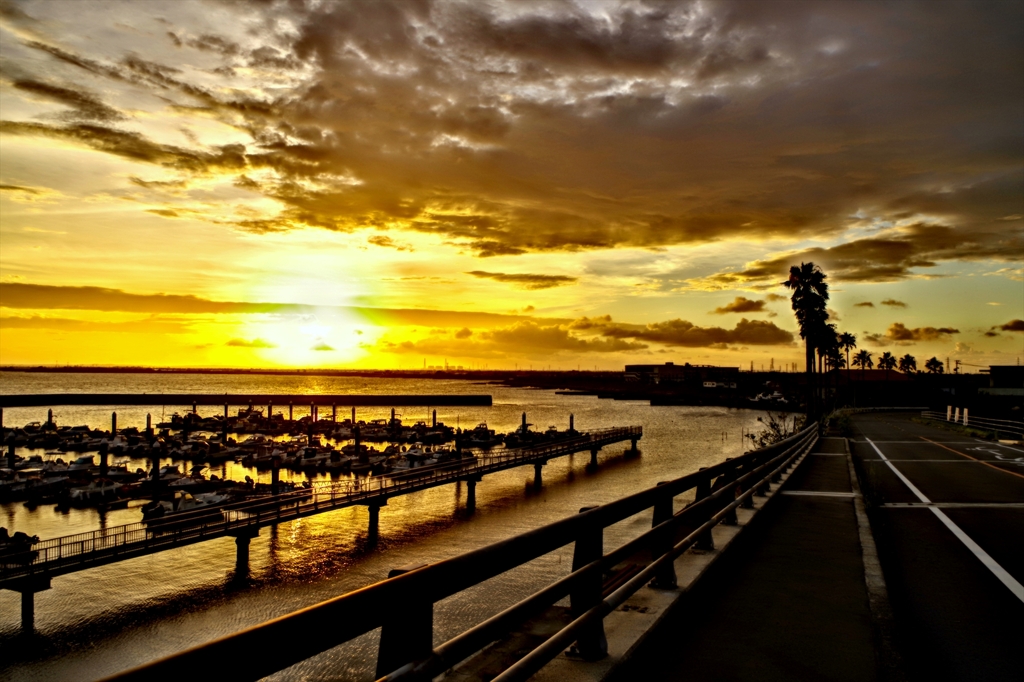 夕刻のヨットハーバー（HDR）