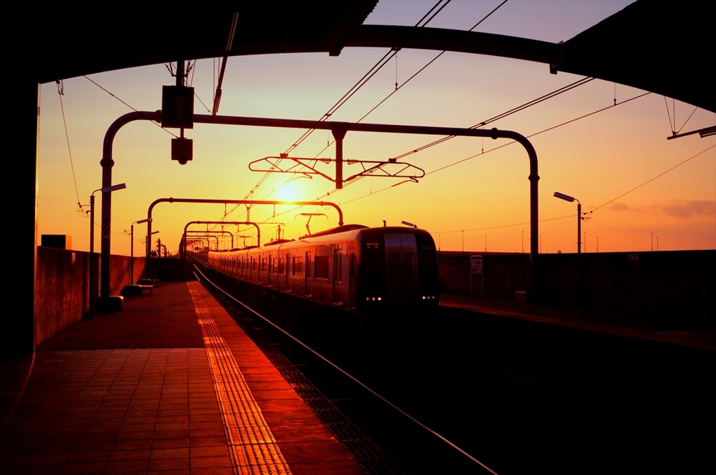 夕刻のプラットホーム