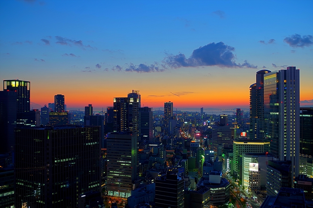 高層ビルの向こう