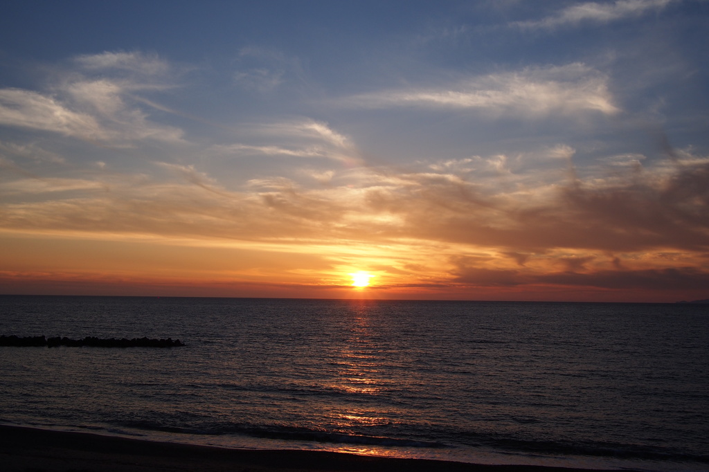 瀬波海岸に沈む夕陽