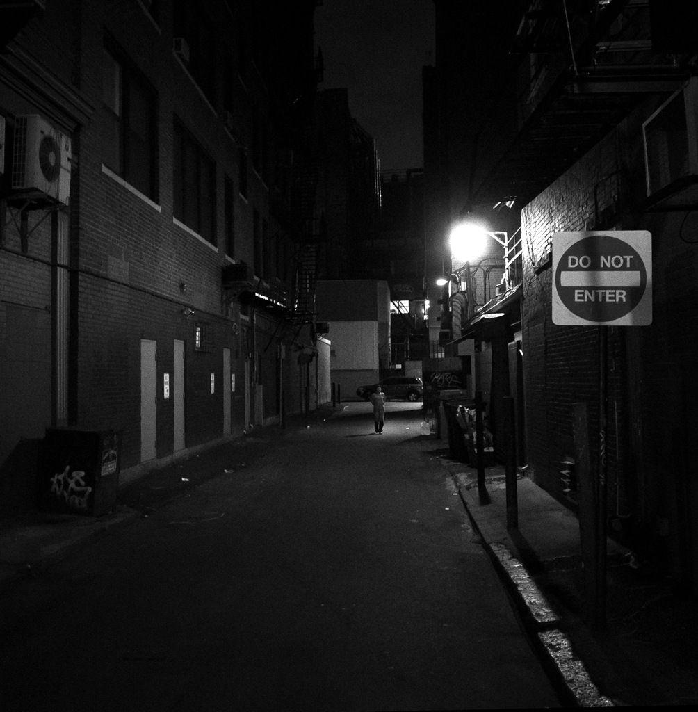 路地裏・夜半過