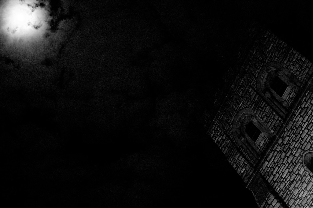 月夜、教会の塔