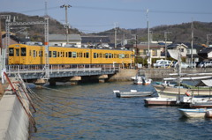 瀬戸内海とオレンジ電車