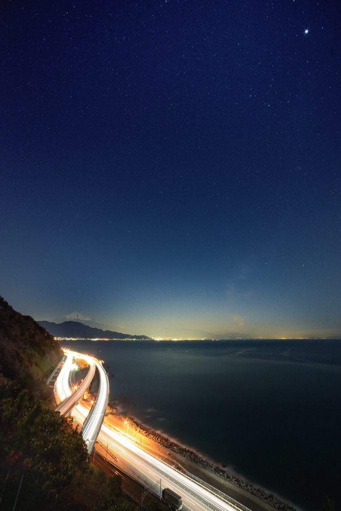 光る道、光る星、光る海