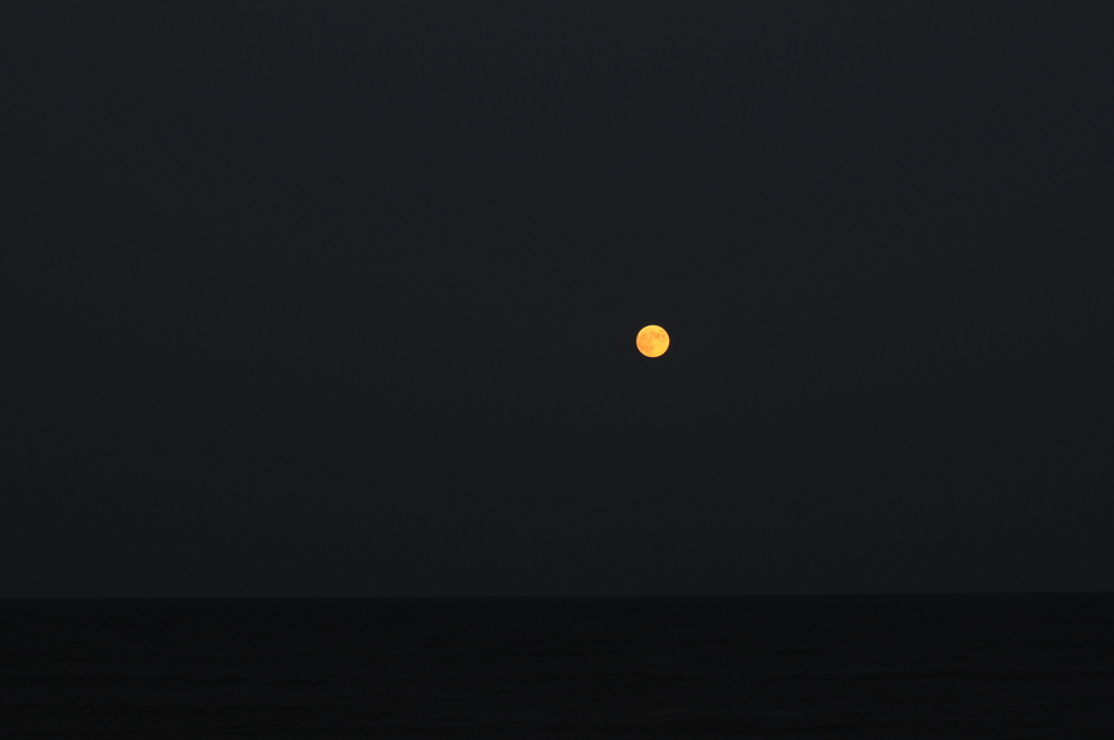 海と空と月と