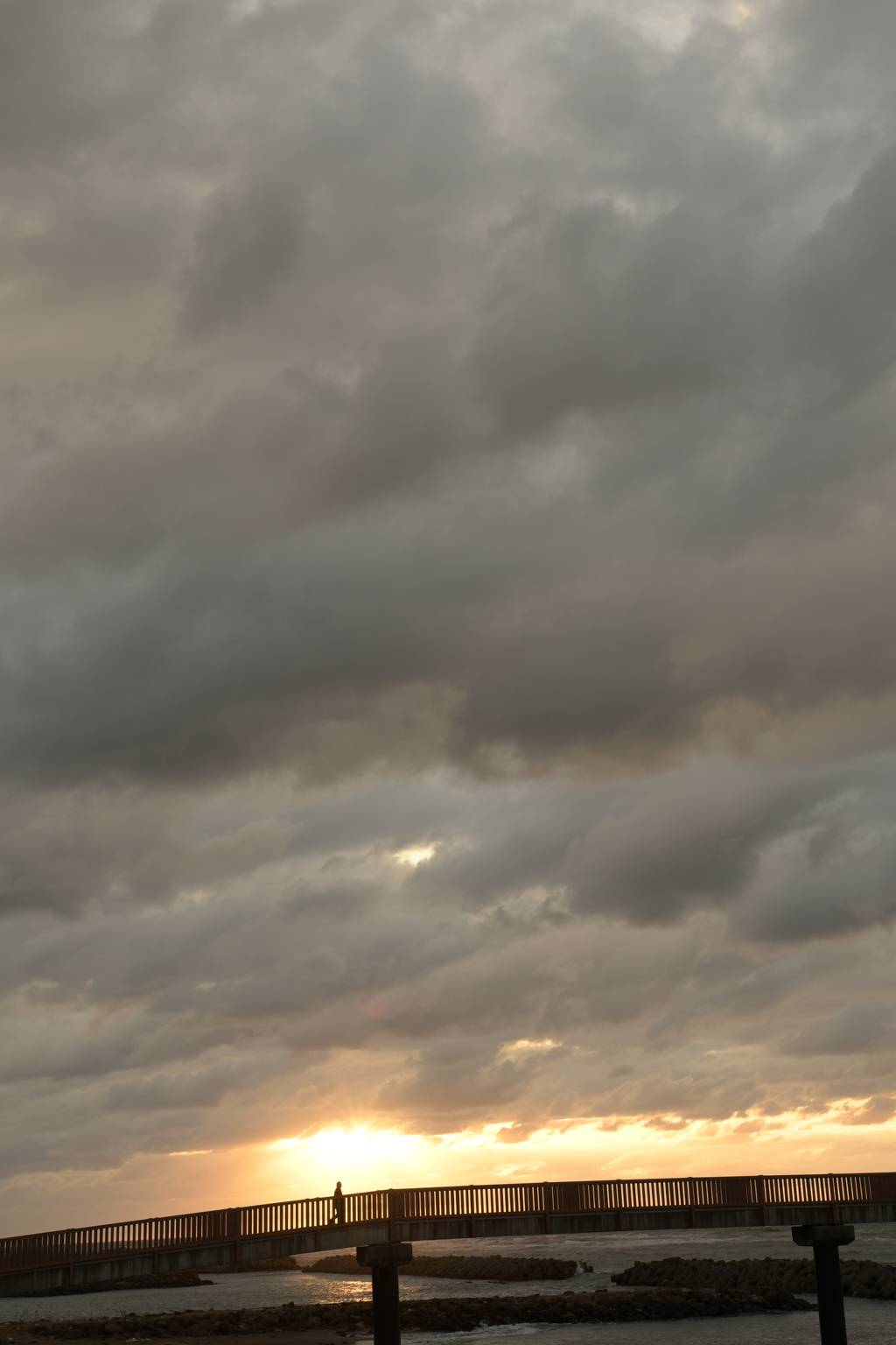 雲と海の隙間から